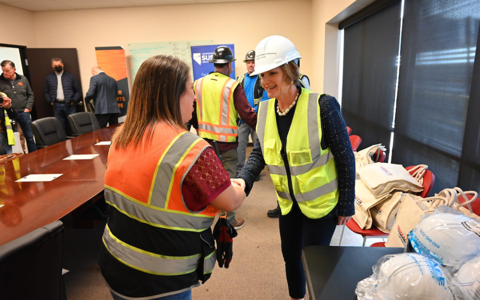Congresswoman Lee shaking hands with Unimacts worker