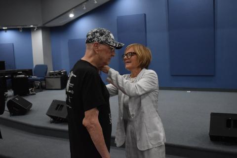 Rep. Susie Lee pinning a Vietnam Veteran