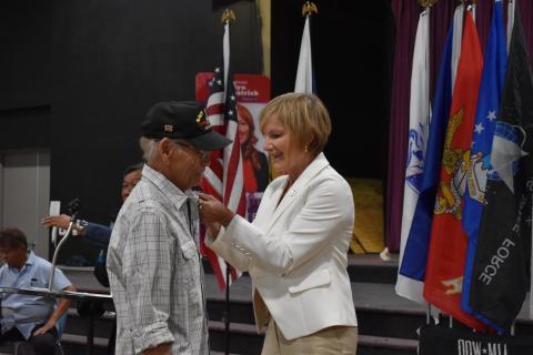 Rep. Susie Lee pinning a Vietnam Veteran