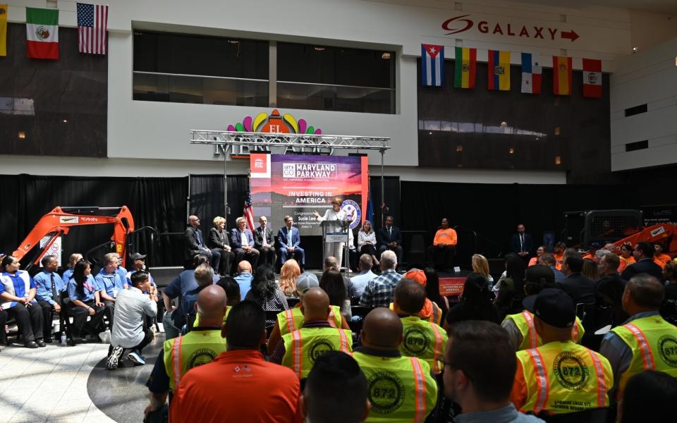 Congresswoman Lee speaks to union members and attendees